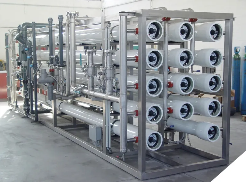 Skid osmosi inversa industriale — tubazioni ad alta pressione in sala macchine